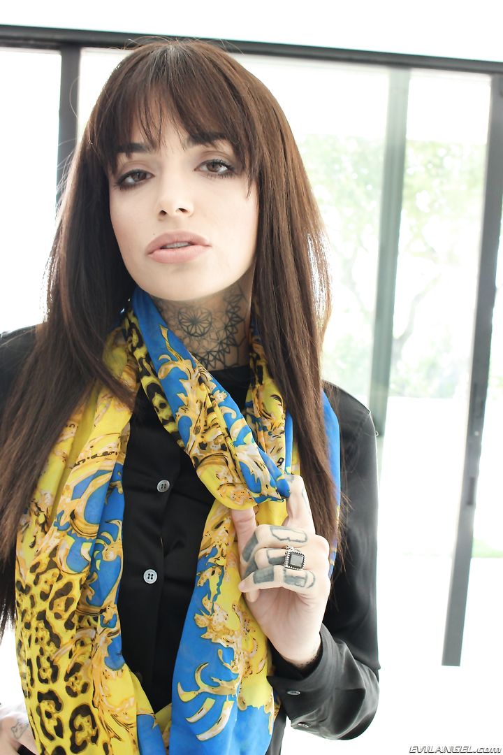 Anal Submission: Leigh Gapes, Squirts