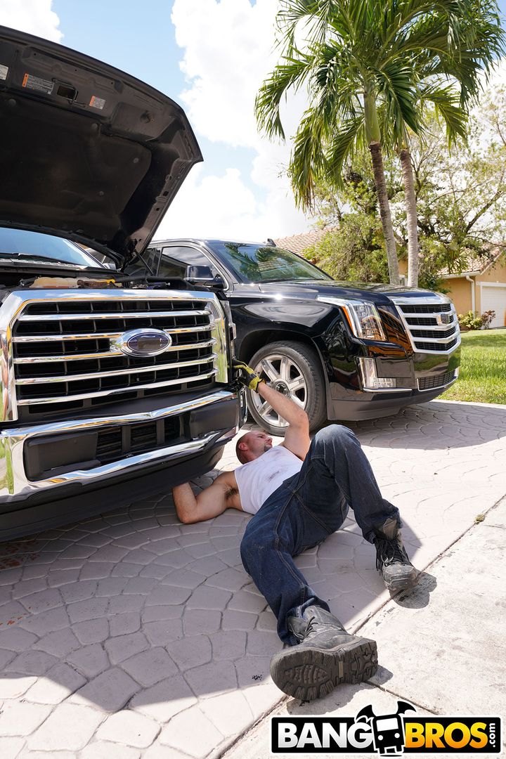 Sexy Ebony Girl Fucks Mechanic