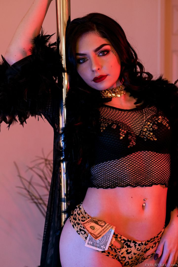 Stripper Keira's DP/Creampie Threesome