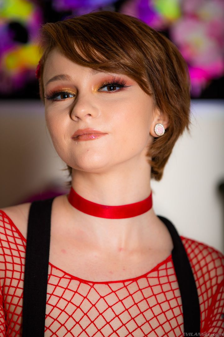 Daddy' Dominates Squirting Teen Lucy!