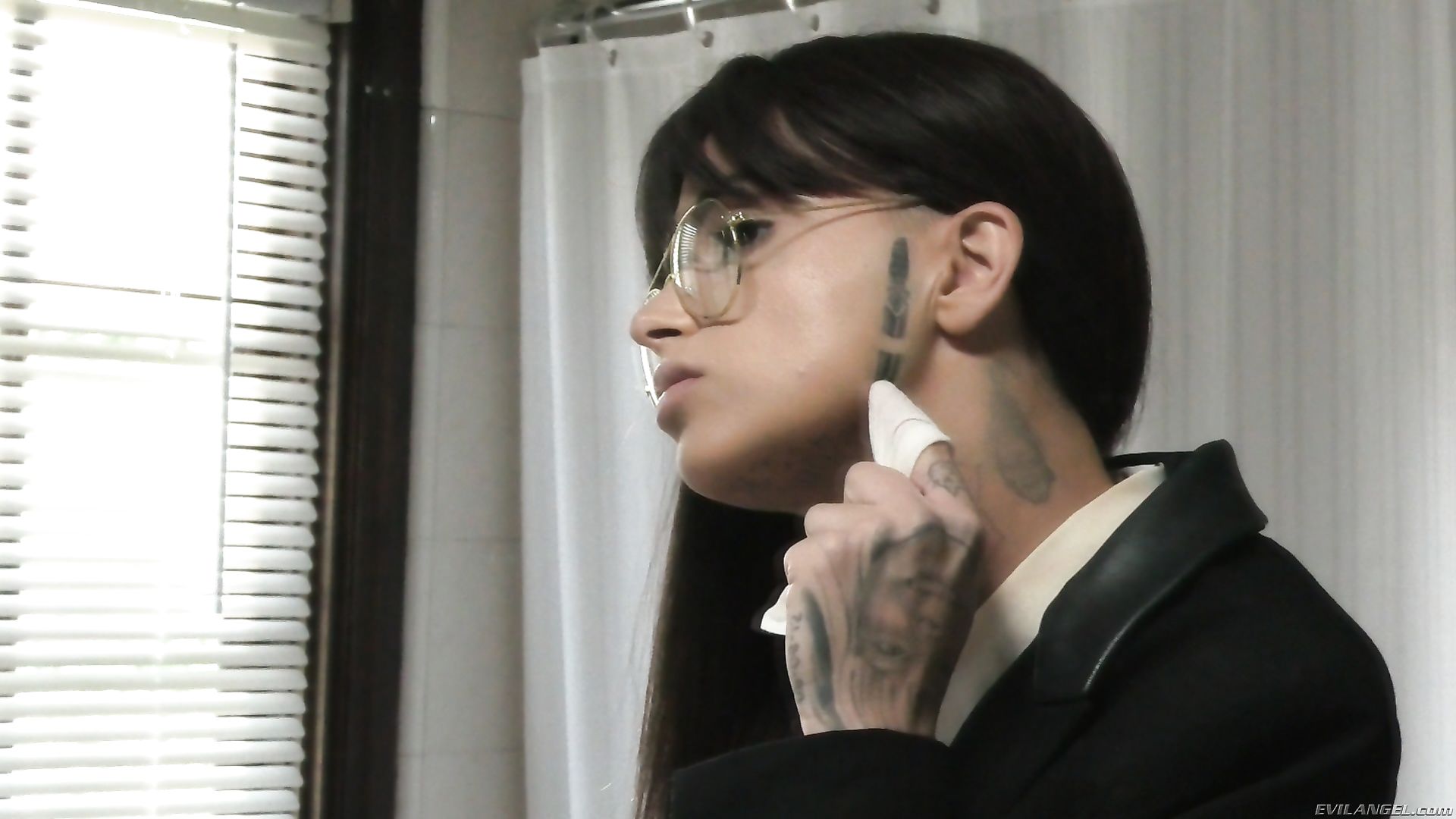 Anal Threesome: Tattooed Leigh Squirts