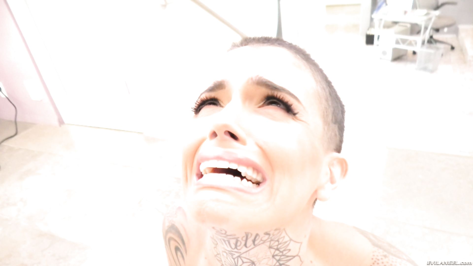 Anal Threesome: Tattooed Leigh Squirts