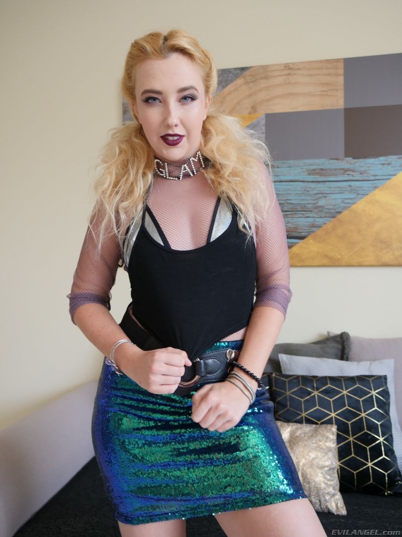 Samantha's Threesome: DP, 4 Cum Shots!