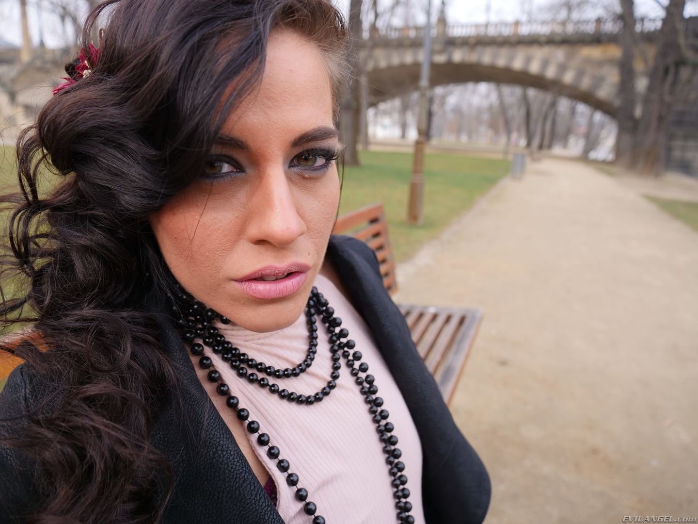 Goth Eveline: Pussy/Anal Back 'n Forth