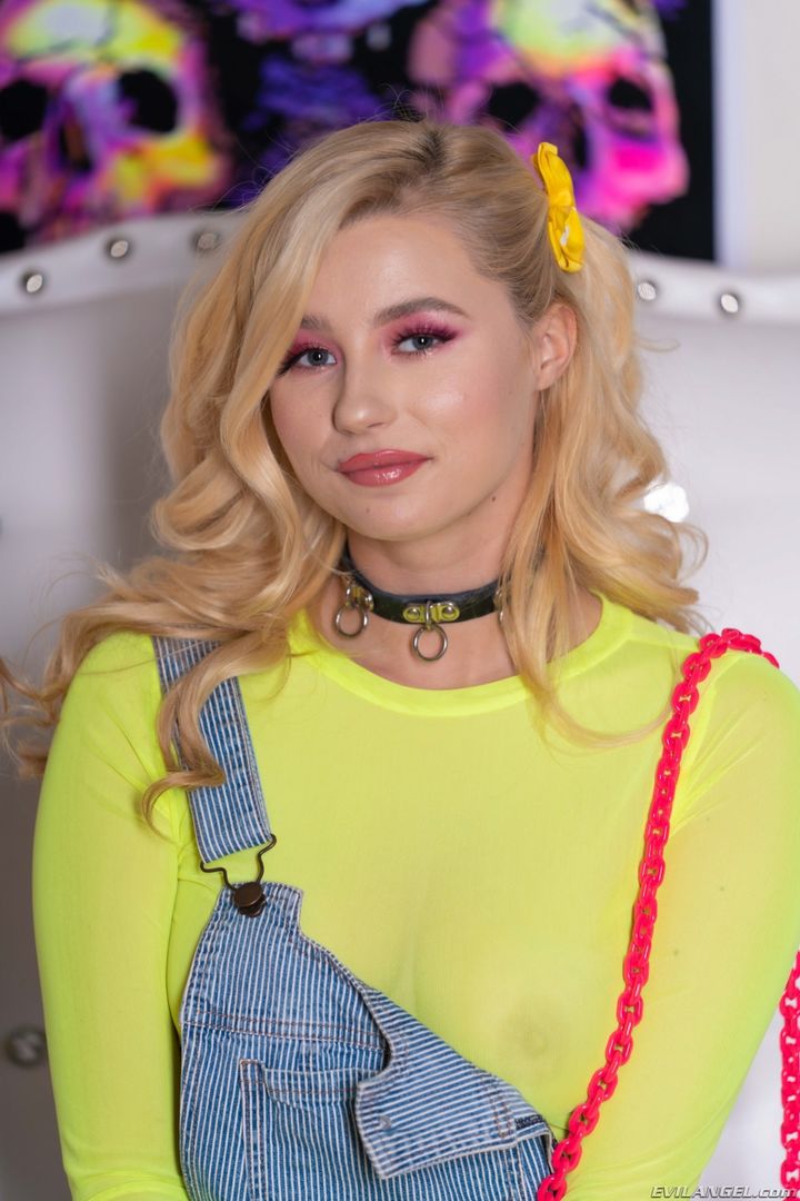 Carolina: Fuck, BJ, Squirt, Cum Facial