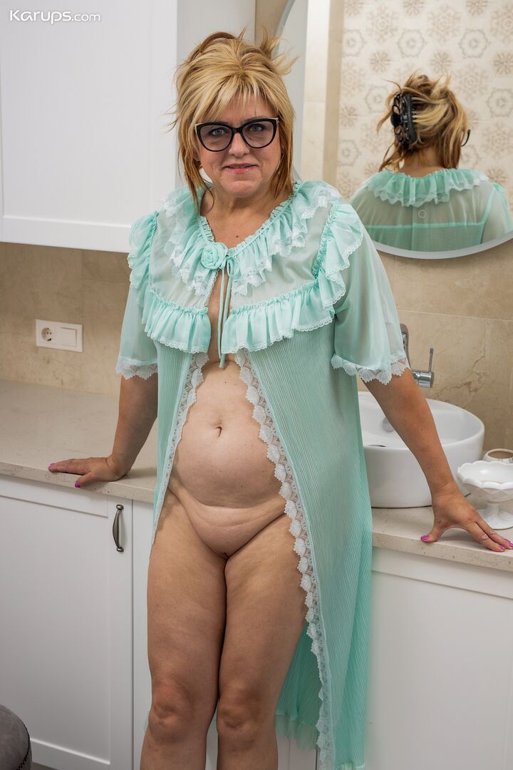 MATURE BLONDE BBW