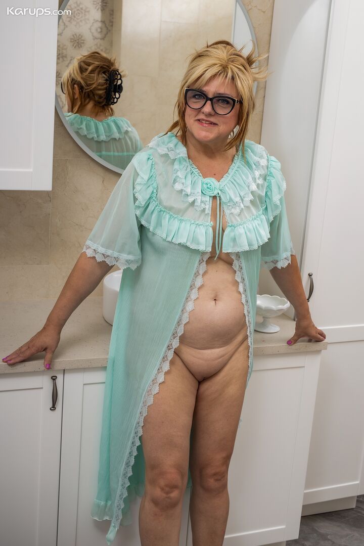 MATURE BLONDE BBW