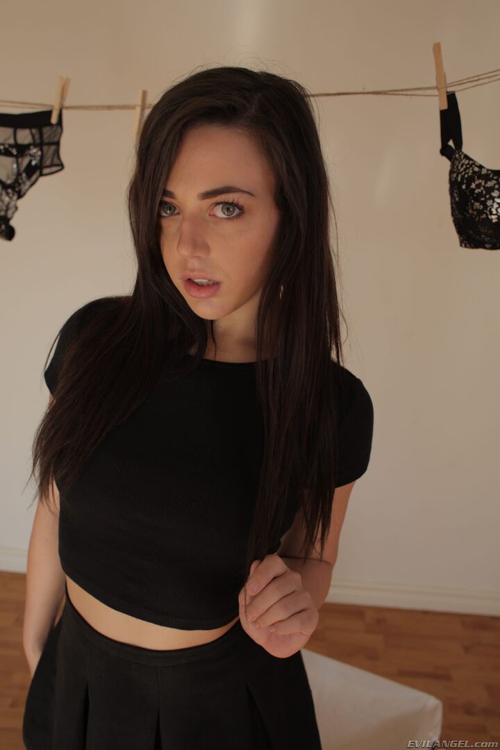 Laundry Lady Squirts, Worships BBC