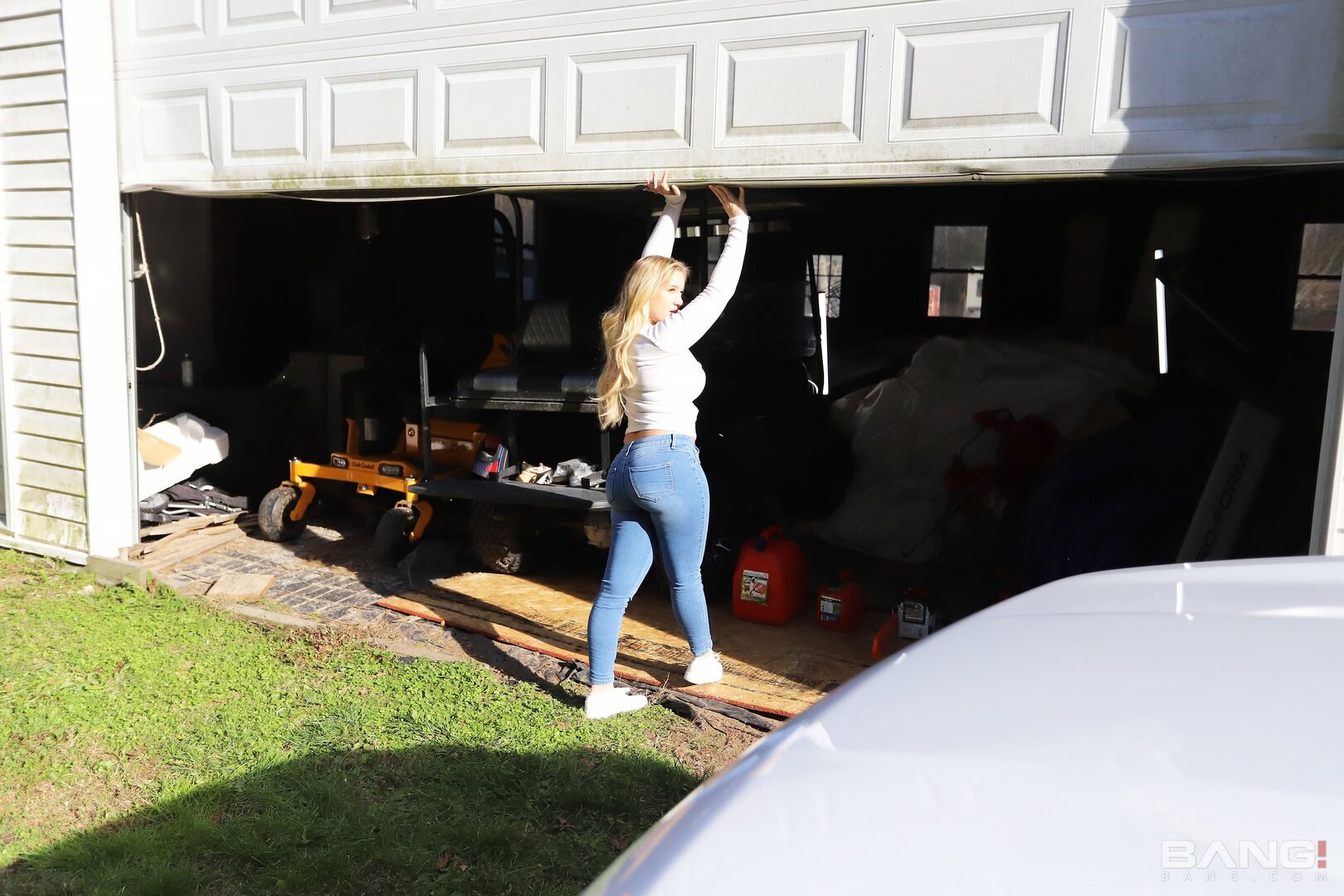 Bailey Brooke Fucks The Guys She's Helping With His Car