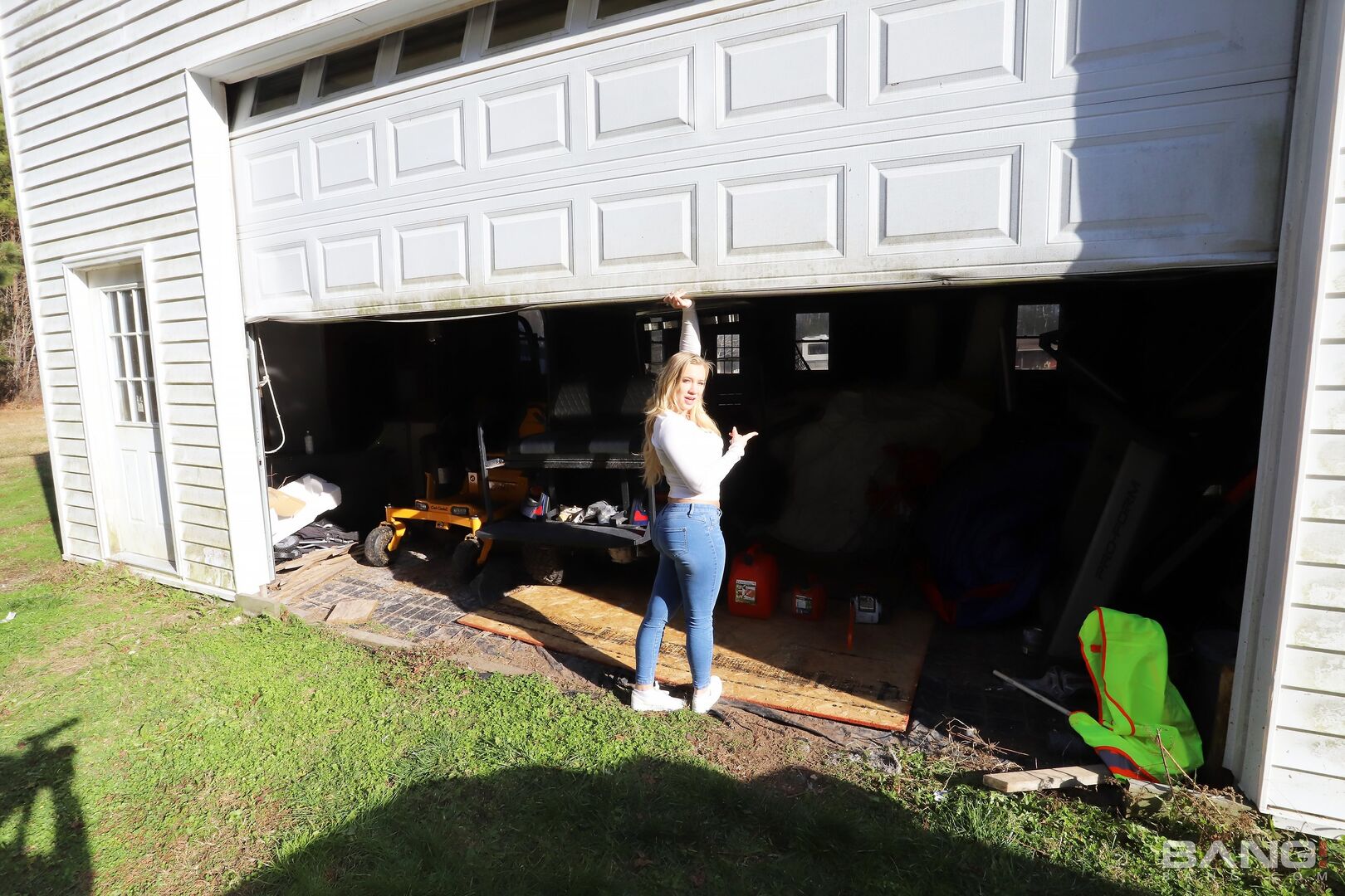 Bailey Brooke Fucks The Guys She's Helping With His Car
