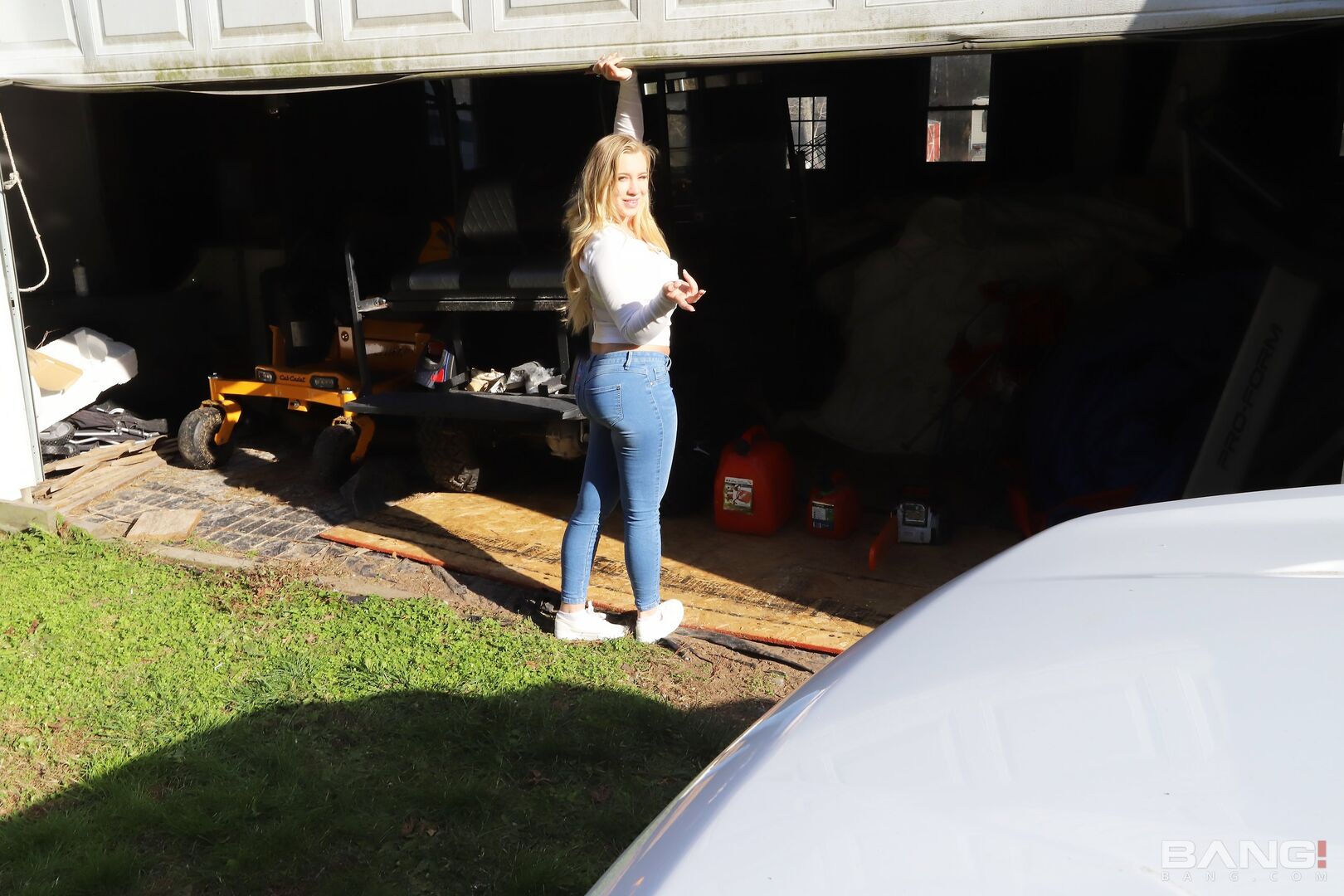 Bailey Brooke Fucks The Guys She's Helping With His Car