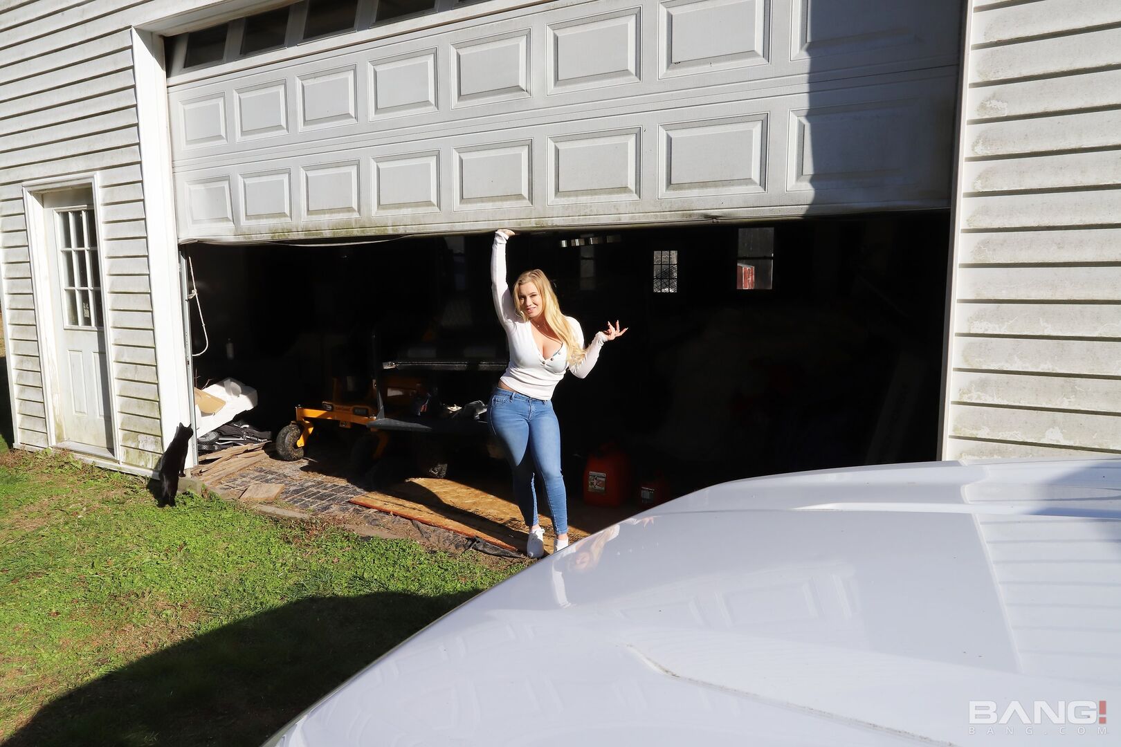 Bailey Brooke Fucks The Guys She's Helping With His Car