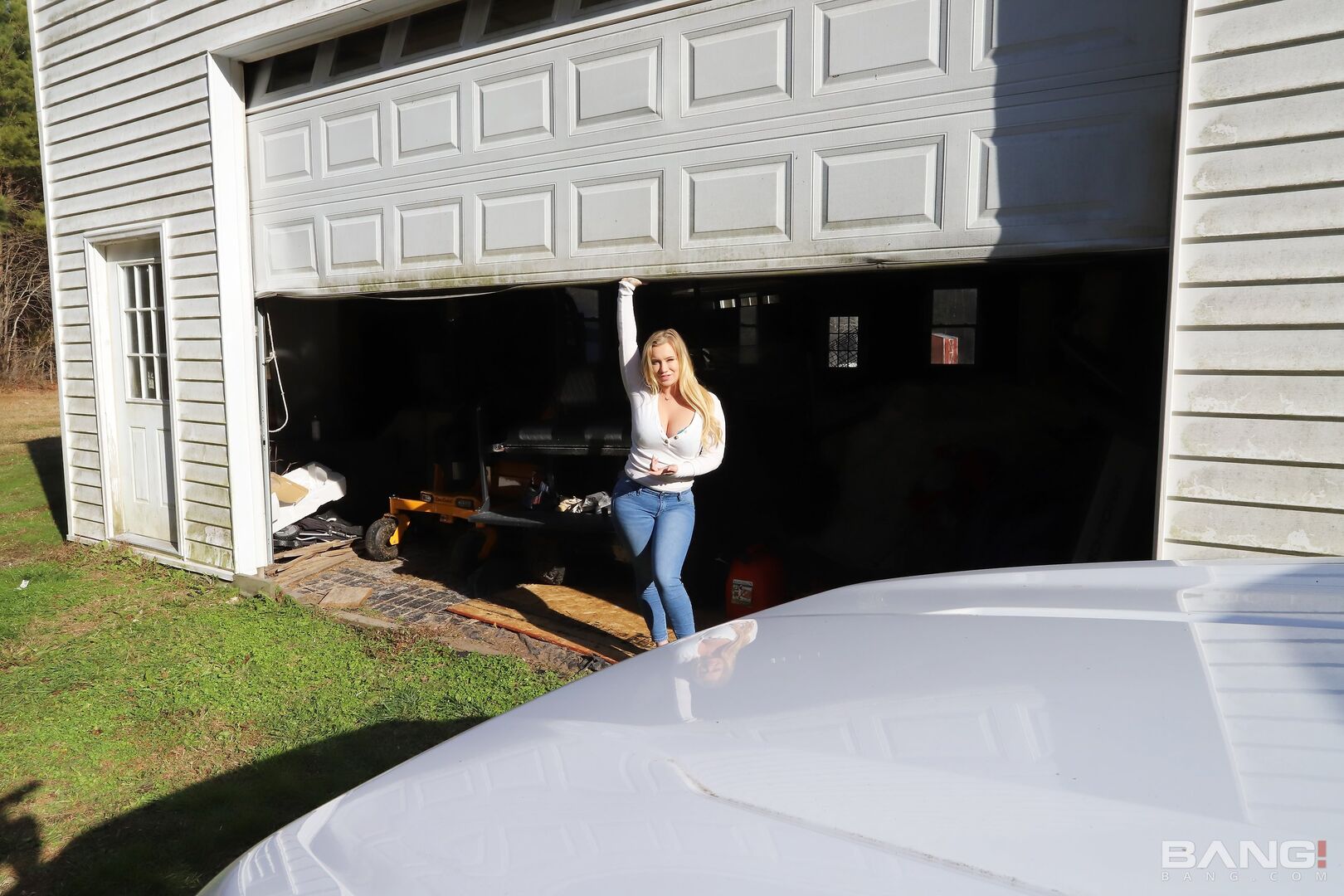 Bailey Brooke Fucks The Guys She's Helping With His Car