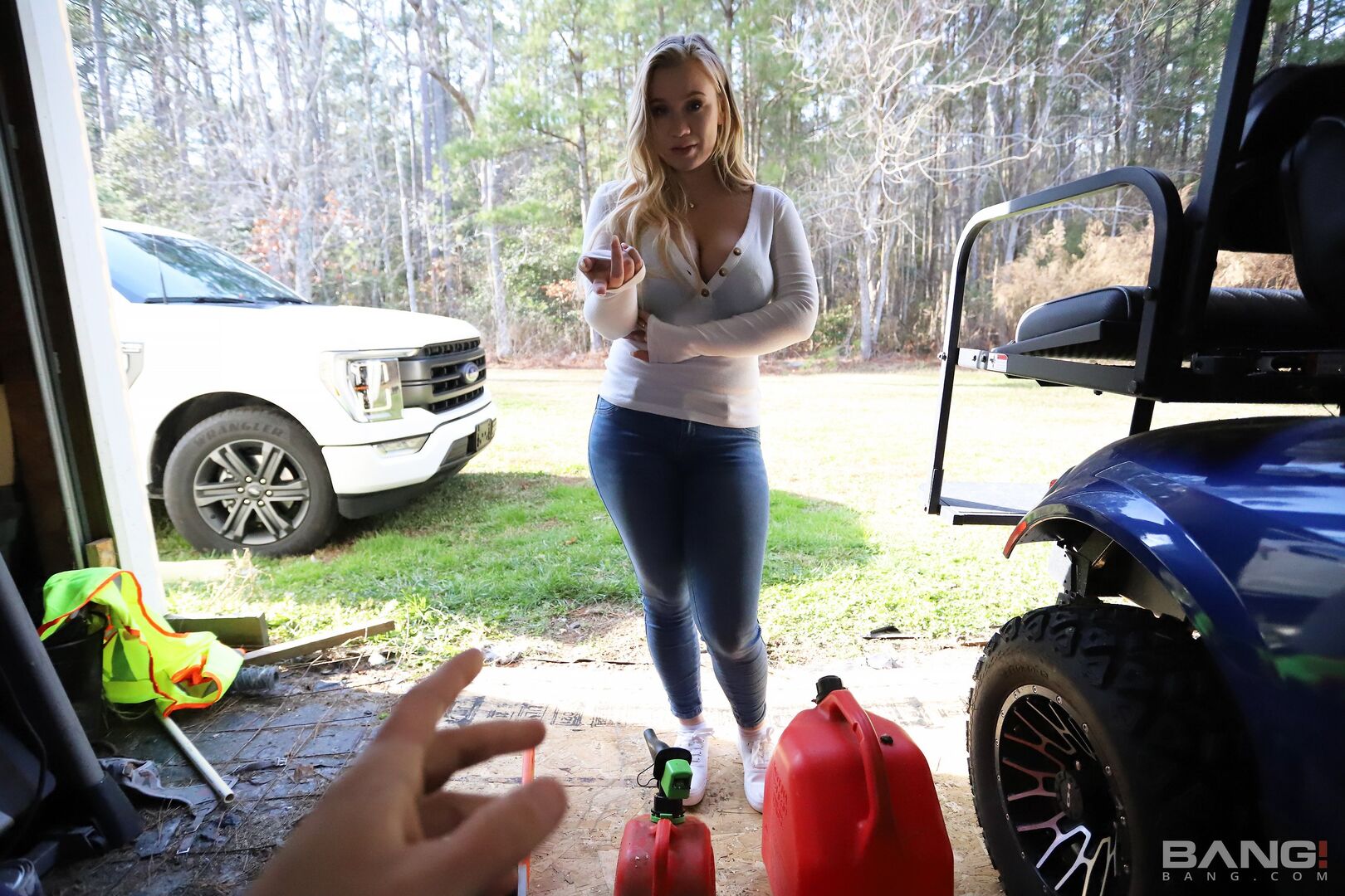Bailey Brooke Fucks The Guys She's Helping With His Car