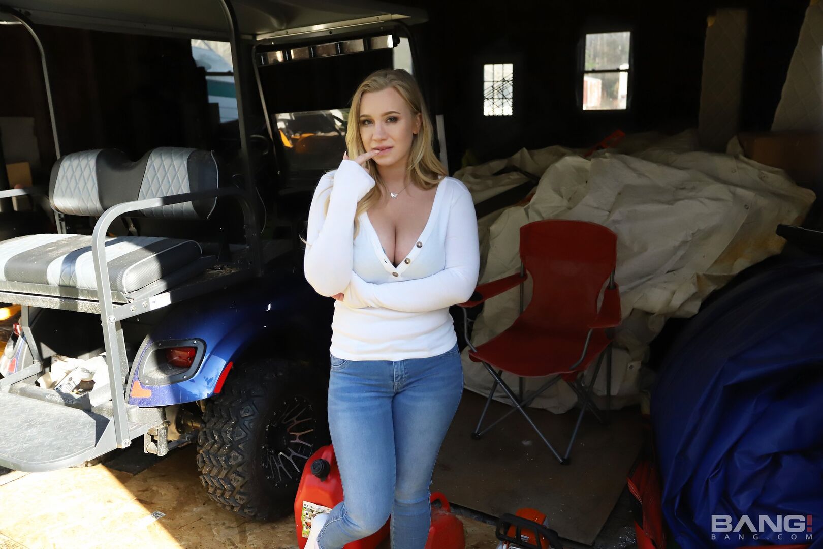 Bailey Brooke Fucks The Guys She's Helping With His Car