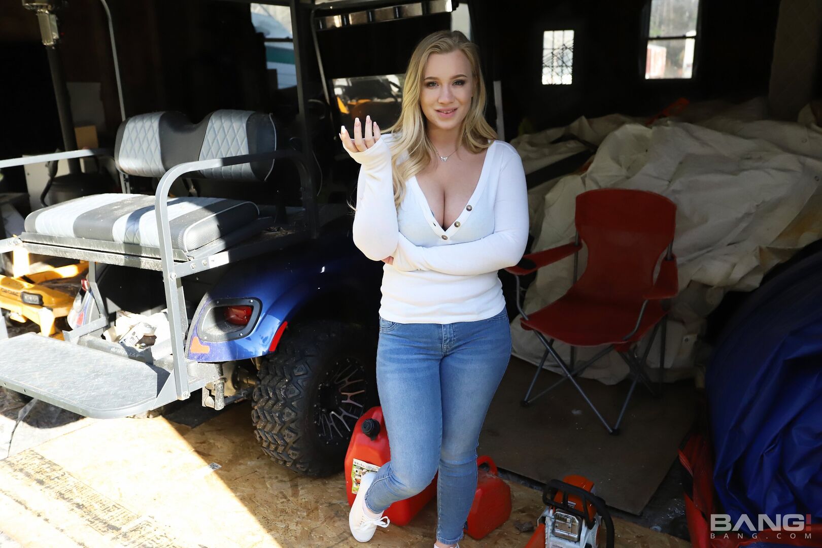 Bailey Brooke Fucks The Guys She's Helping With His Car