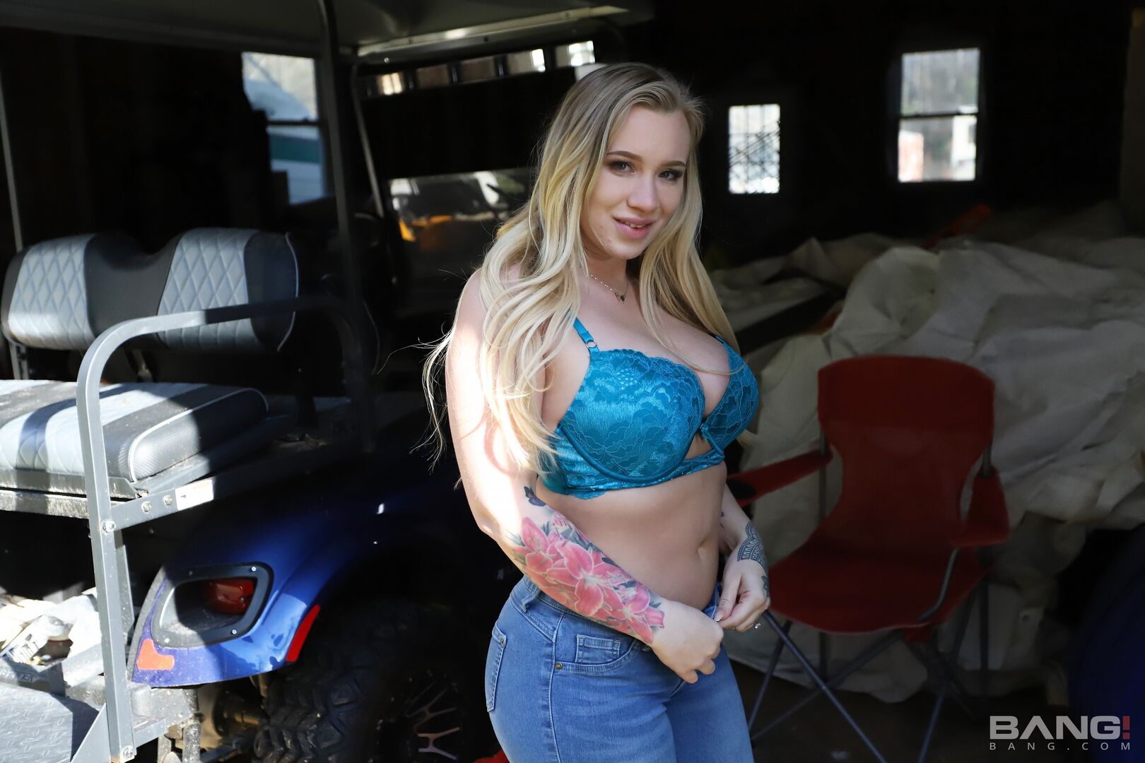 Bailey Brooke Fucks The Guys She's Helping With His Car