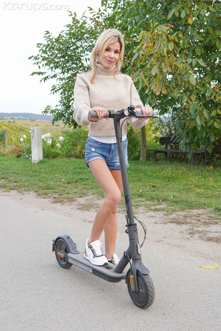 SHE SCOOTS, SHE SCORES