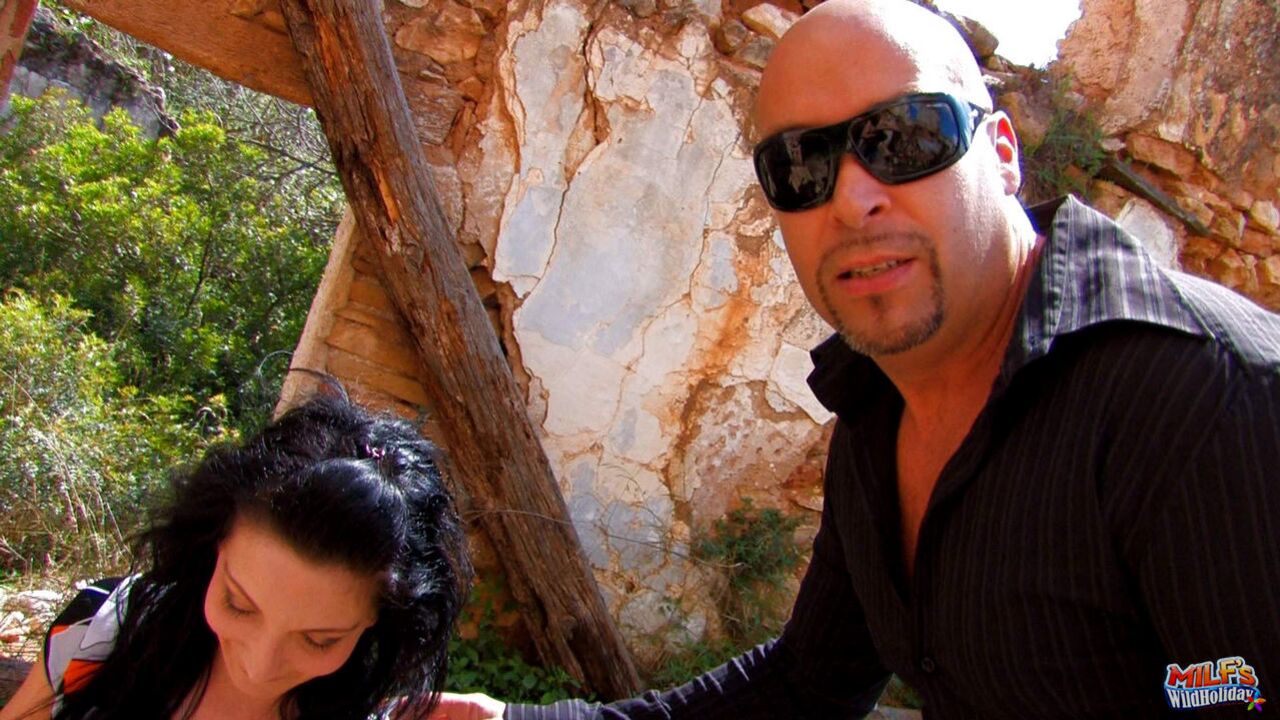 Horny Latina MILF outdoor sex