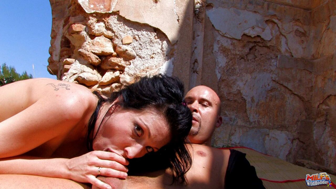 Horny Latina MILF outdoor sex