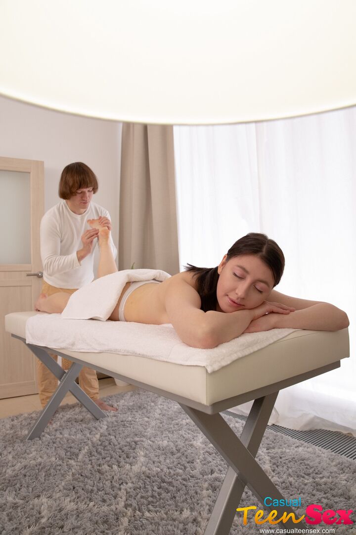 TEEN BEAUTY MASSAGE & CREAMPIE