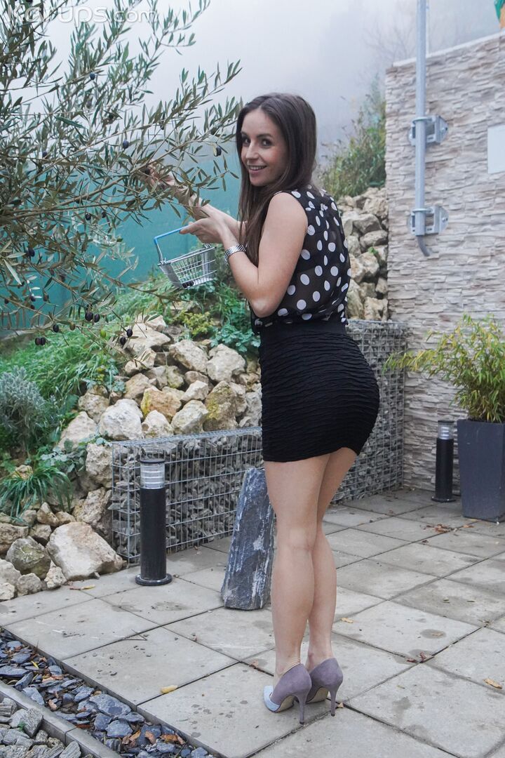 LENNA OFFERS HER ASS