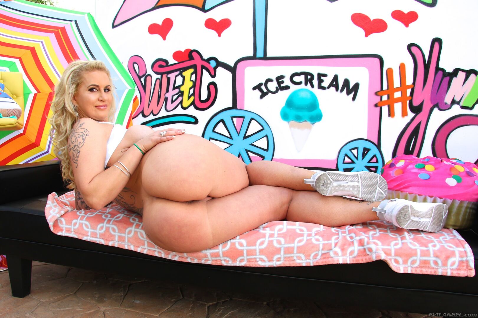 Voluptuous MILF Ryan's Big Butt Boned