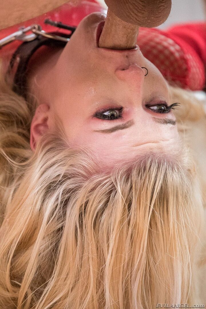 Arya's Slobbery Ass-To-Mouth Hook-Up