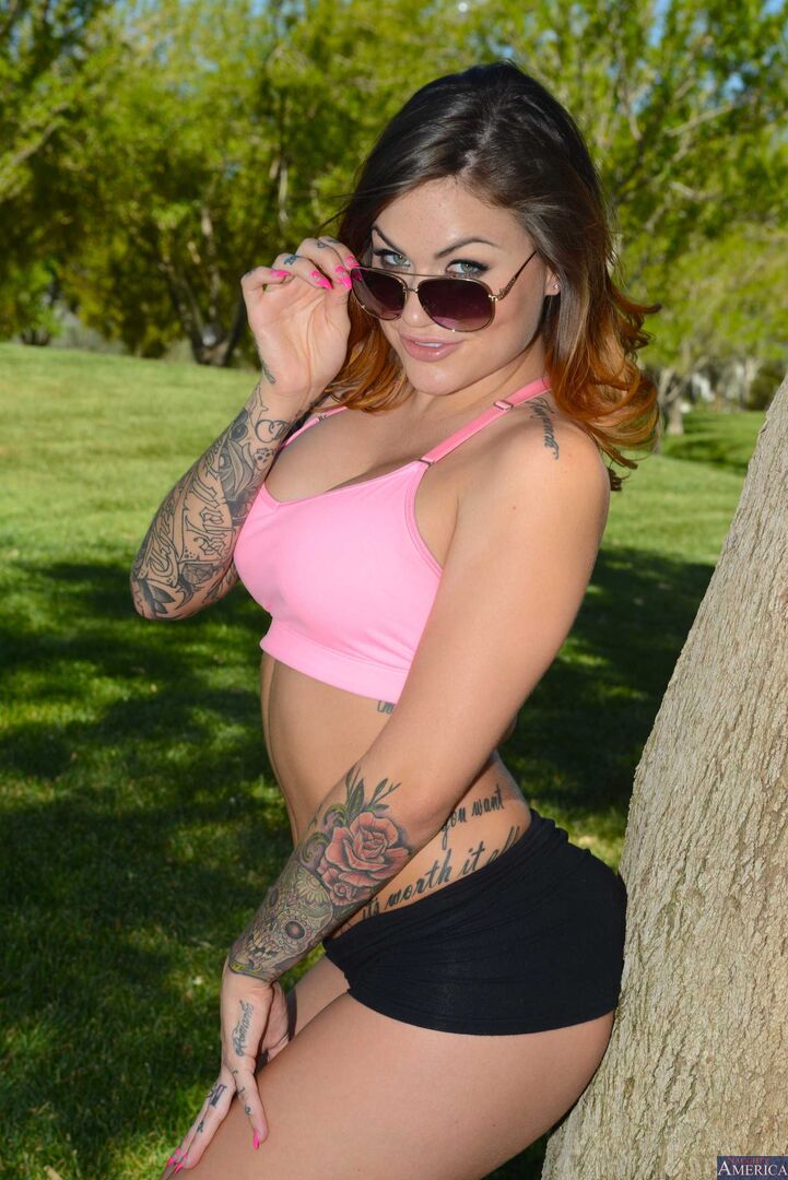 Karmen Karma fucking in the floor with her bubble butt