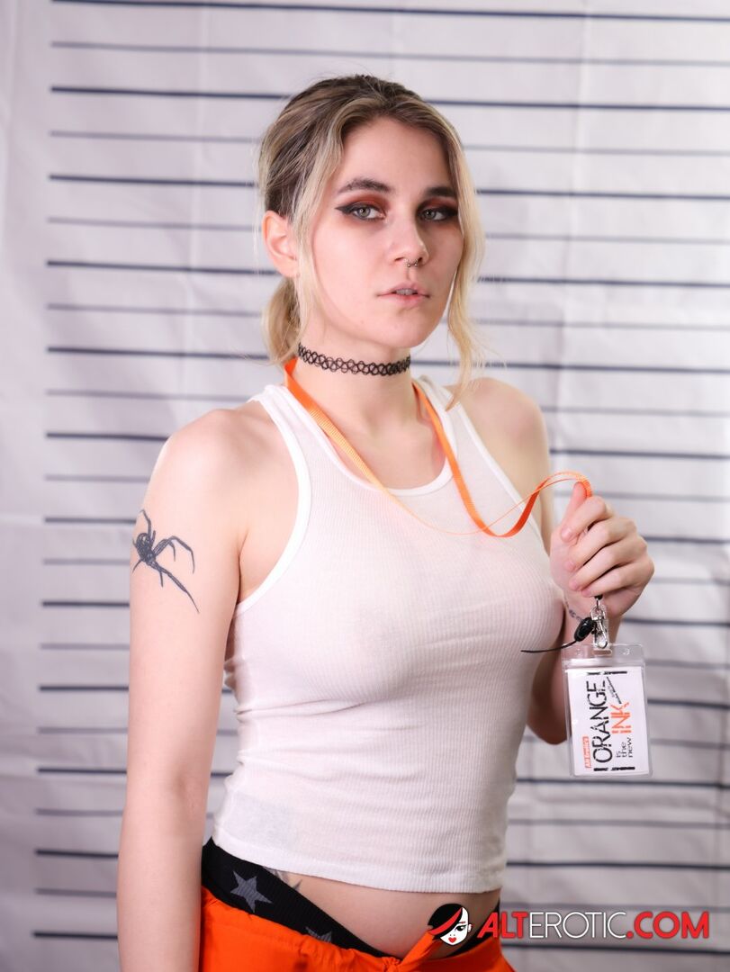 2 Female Prisoner's Blow a Thug in a Holding Cell