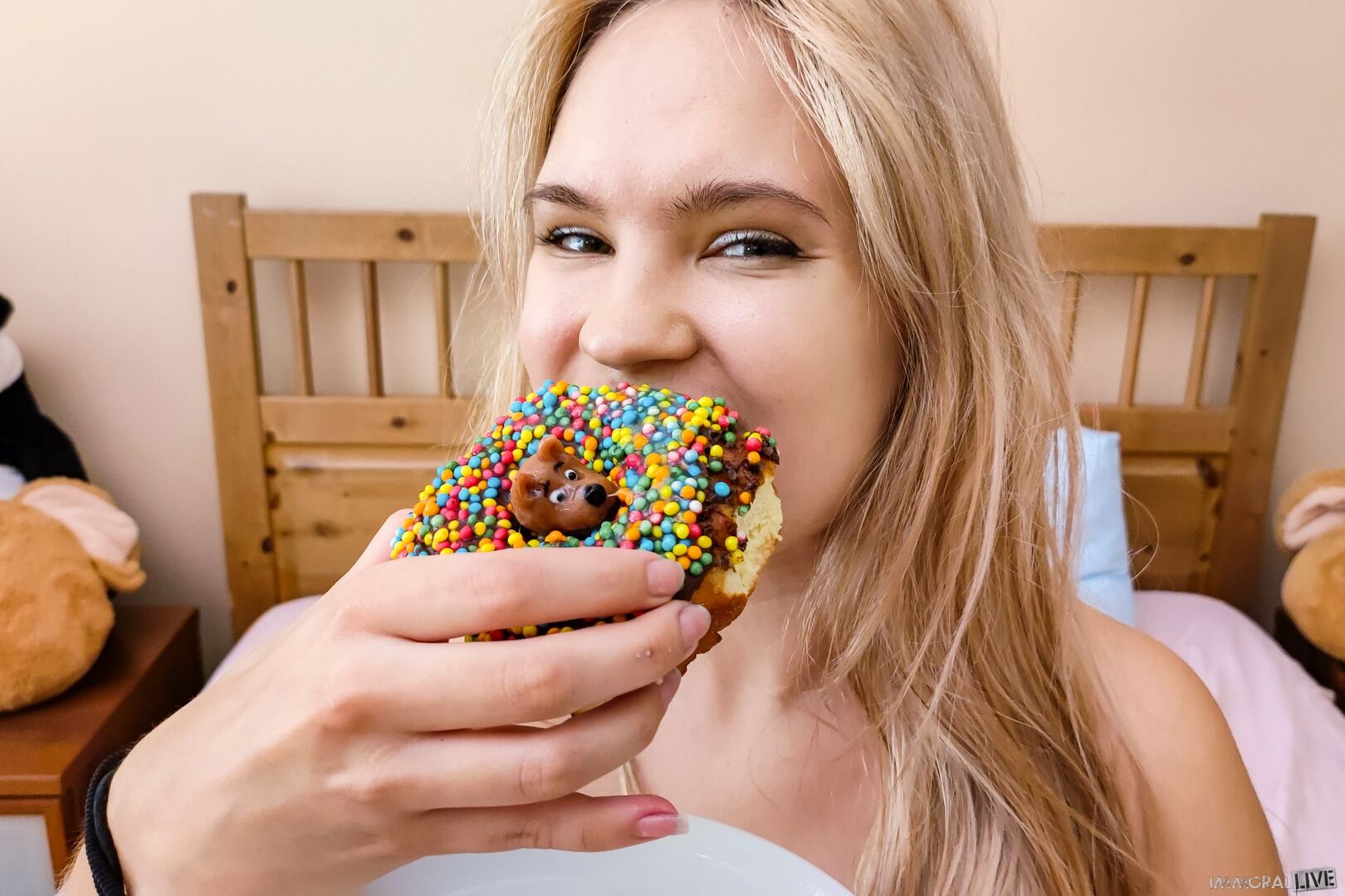 Stepdad's Girlfriend Gets a Gangbang and Licks 3 Cumshots Off a Doughnut