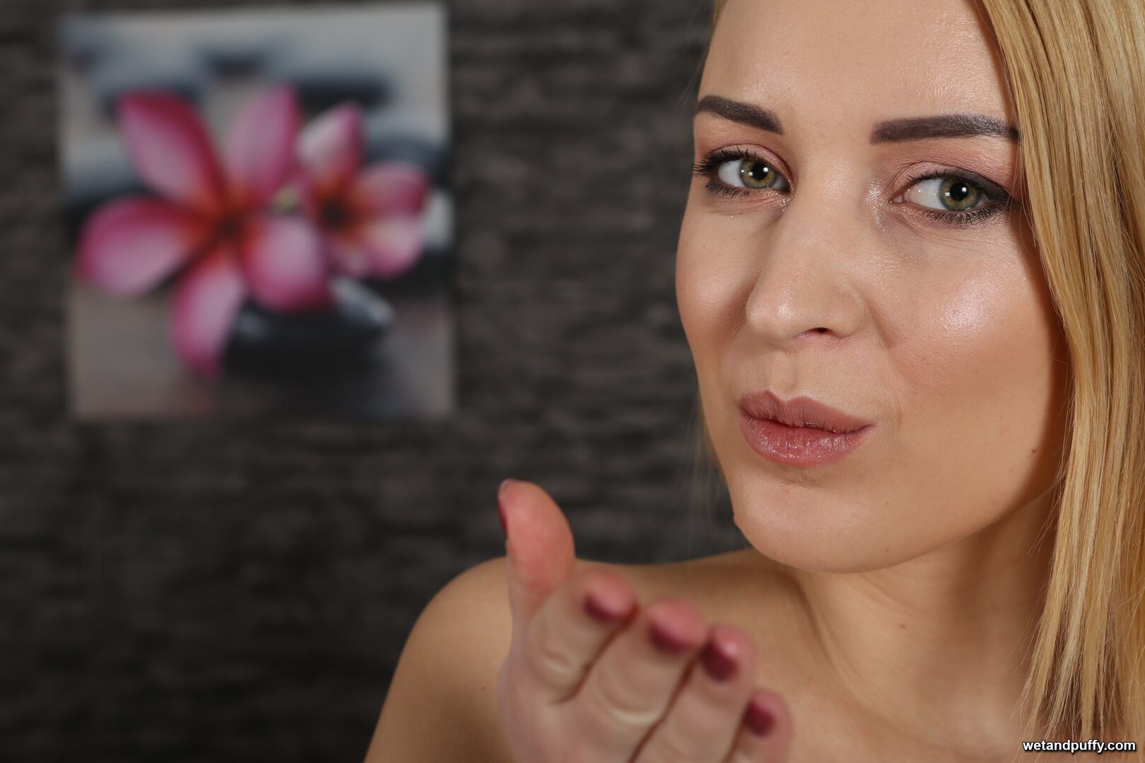 AMARIS — PLEASURE THE PEACH