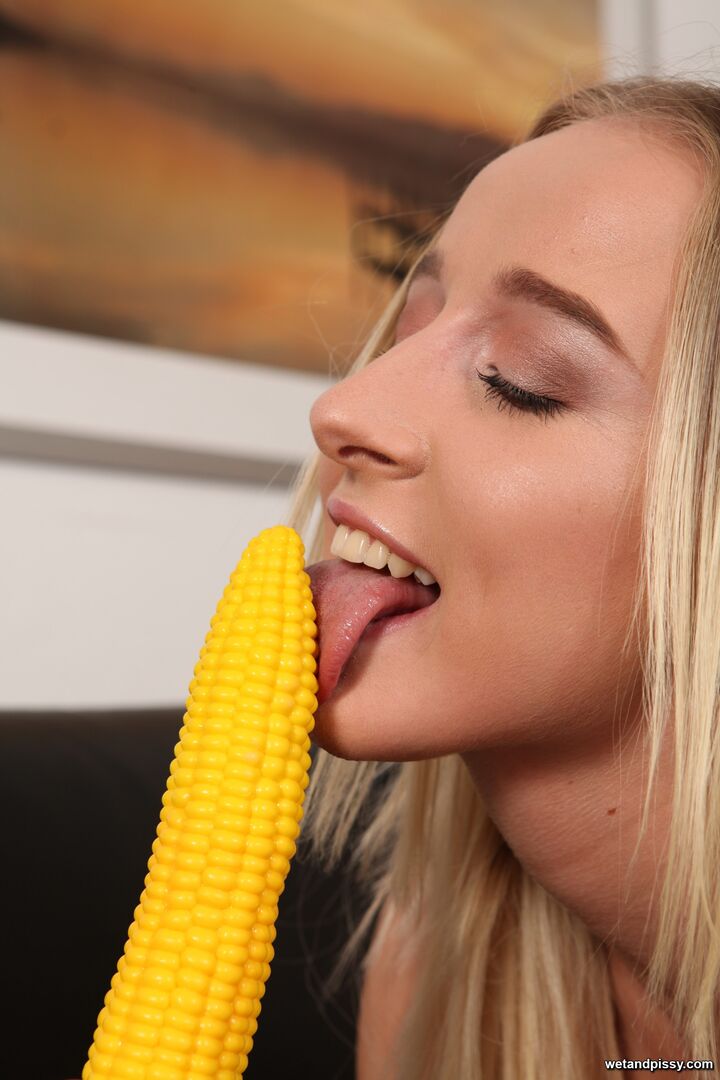 GIANNA RAY — TEEN PISS PLAY