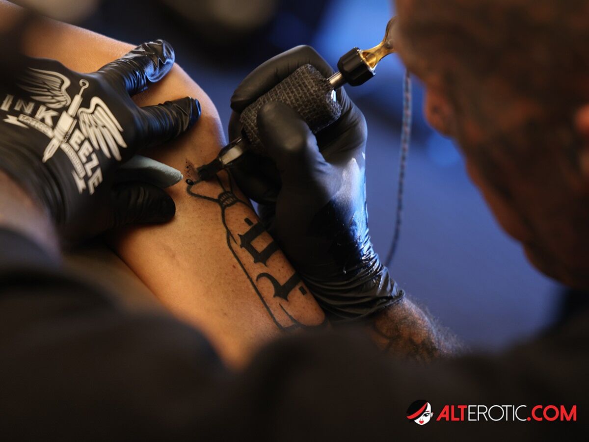 Kitana Montana Gets a Money bag Tattoo from World Famous Flaks32g then Fucks Him!