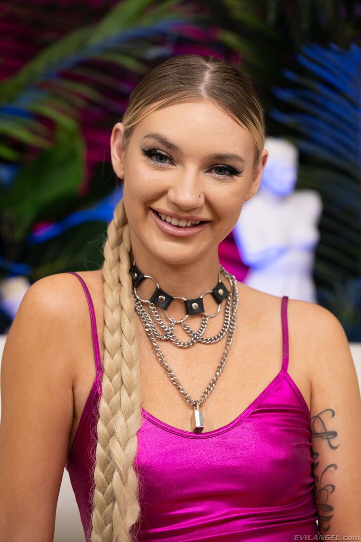 DAISY LAVOY Deepthroat, Fuck & Facial