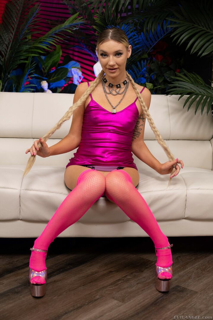DAISY LAVOY Deepthroat, Fuck & Facial