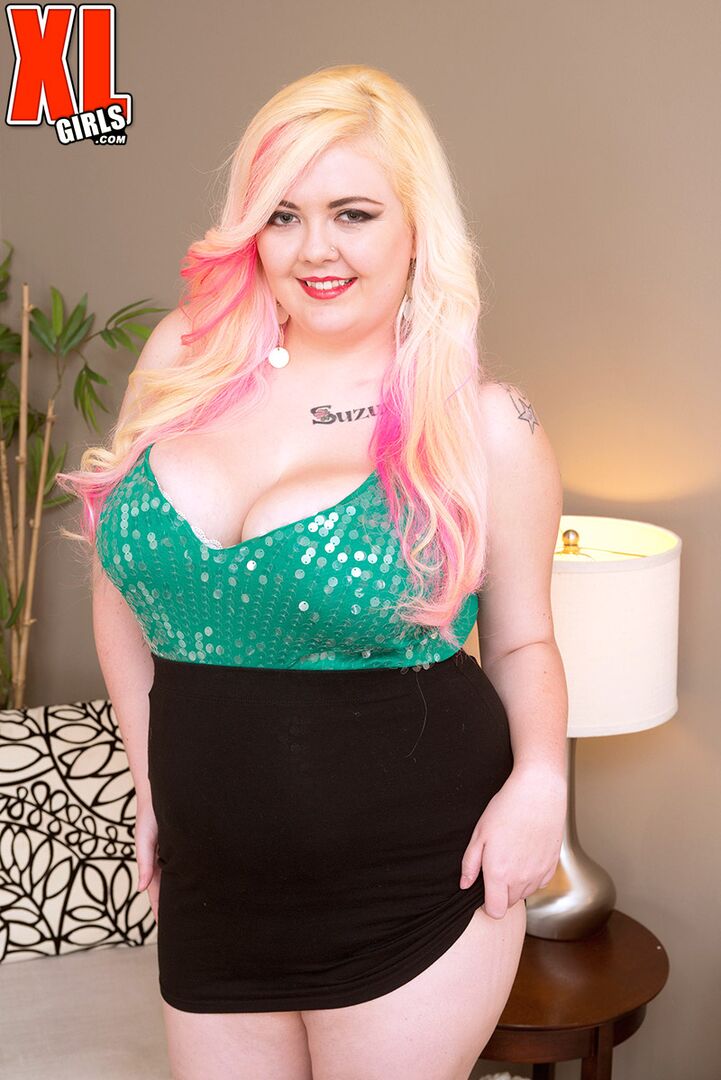 SUZUMI: BUSTY BLONDE BEAUTY