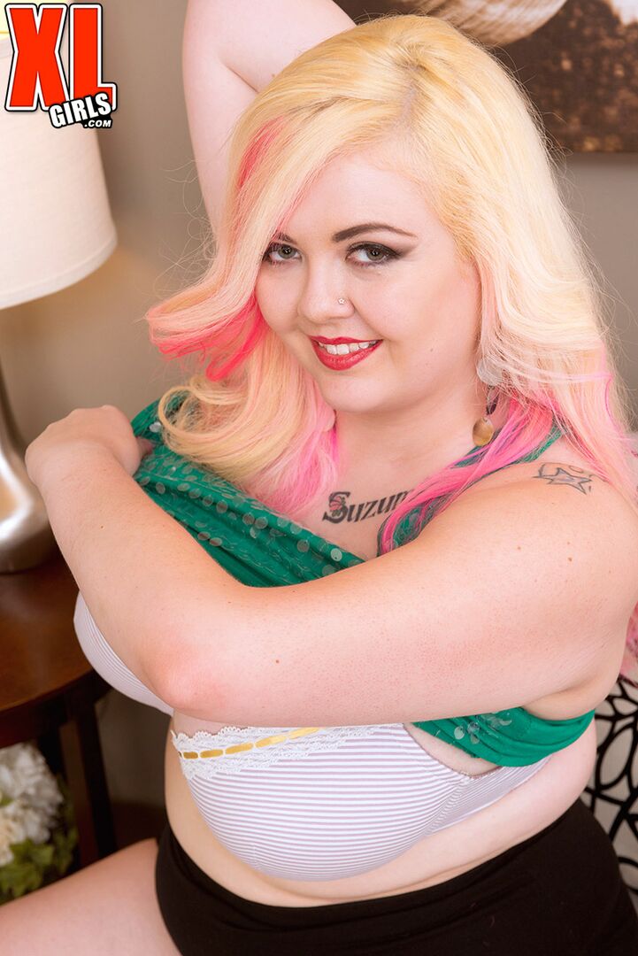 SUZUMI: BUSTY BLONDE BEAUTY