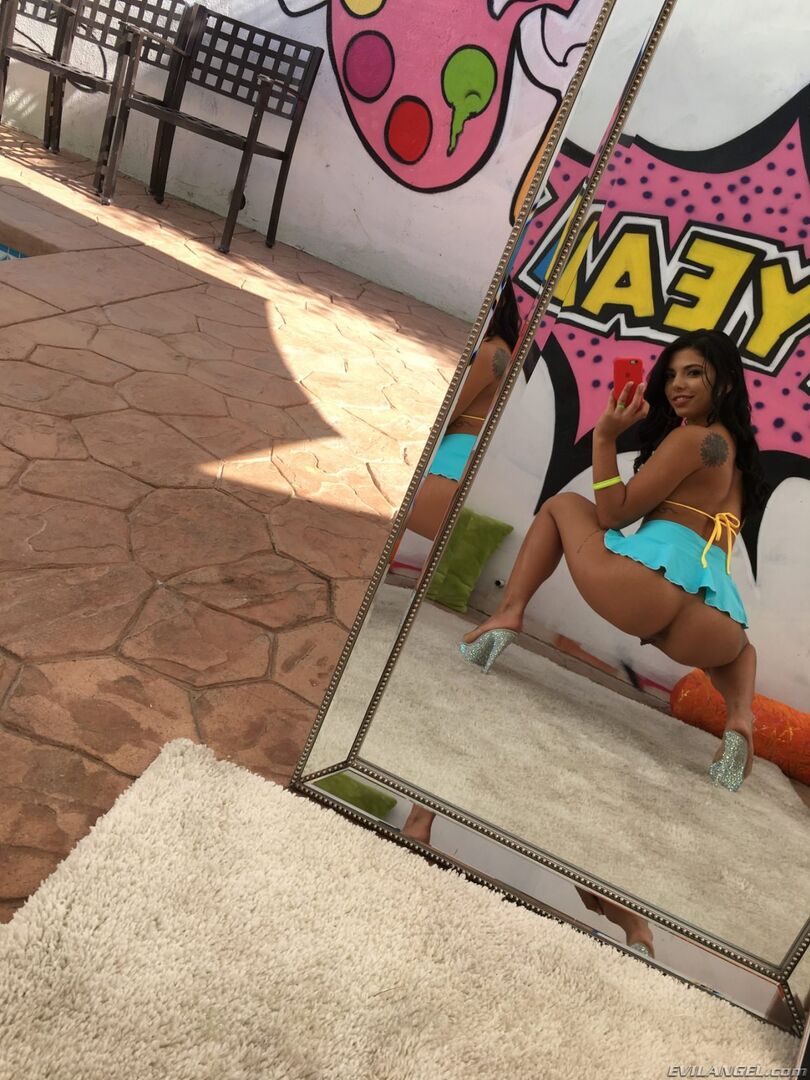 19YOS SHARE ANAL THREESOME, ENEMA FUN!