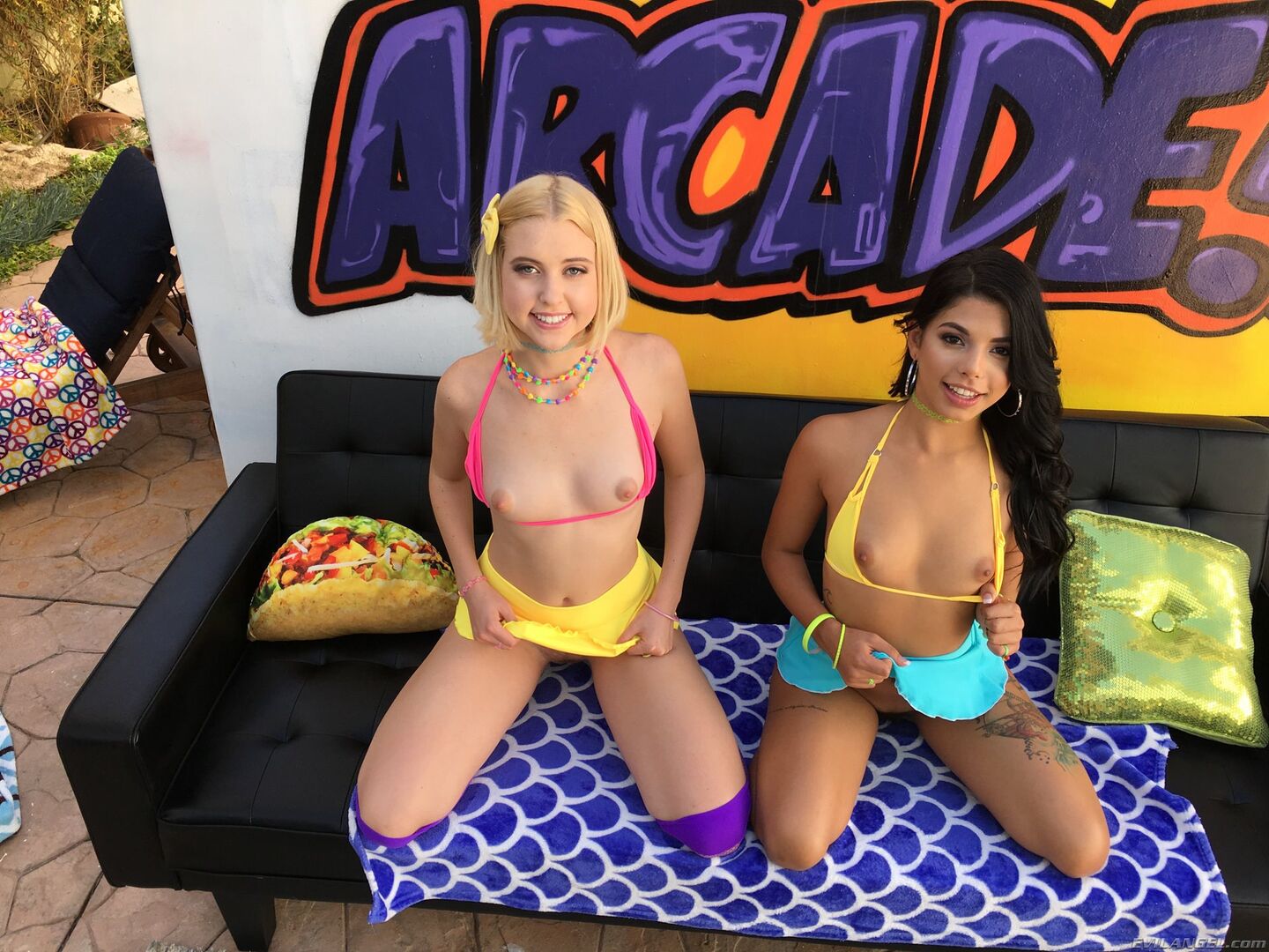 19YOS SHARE ANAL THREESOME, ENEMA FUN!