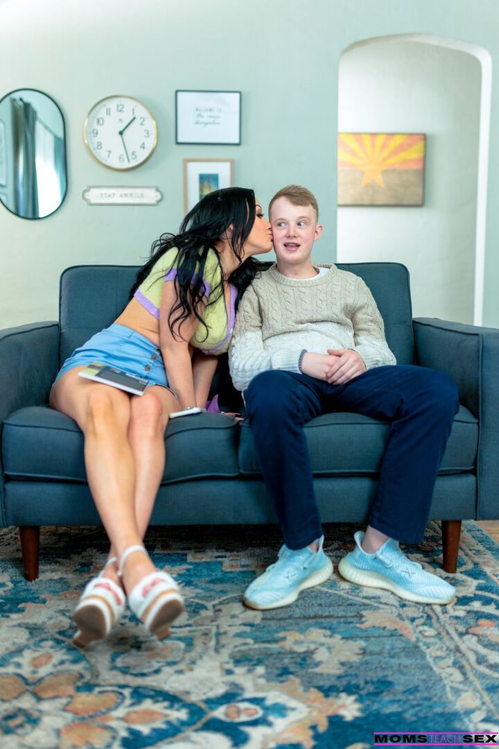 Naughty Gifts For Me And My Stepmom On Mothers Day - S19:E5