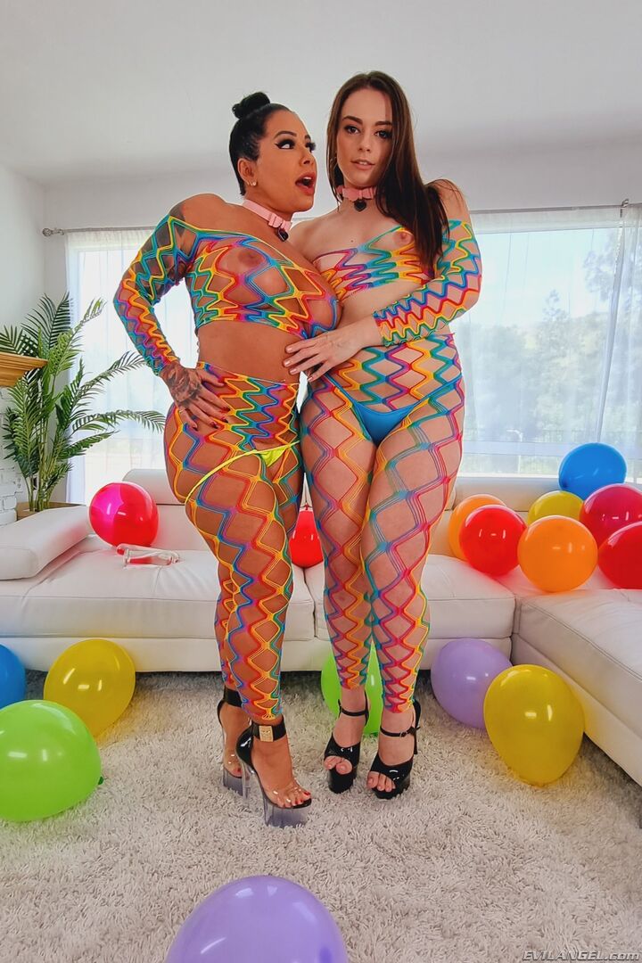 MONICA & SOPHIA: Sploshing Anal 3-Way