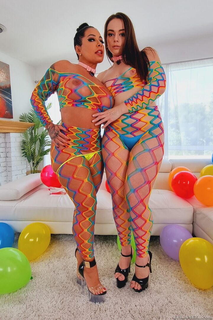 MONICA & SOPHIA: Sploshing Anal 3-Way