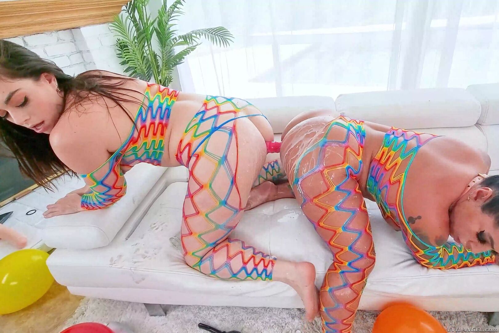 MONICA & SOPHIA: Sploshing Anal 3-Way