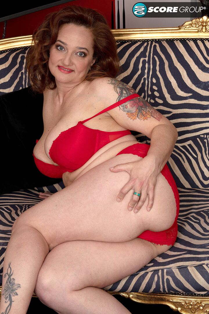 47-year-old Amelie Azzure returns and toys her pussy