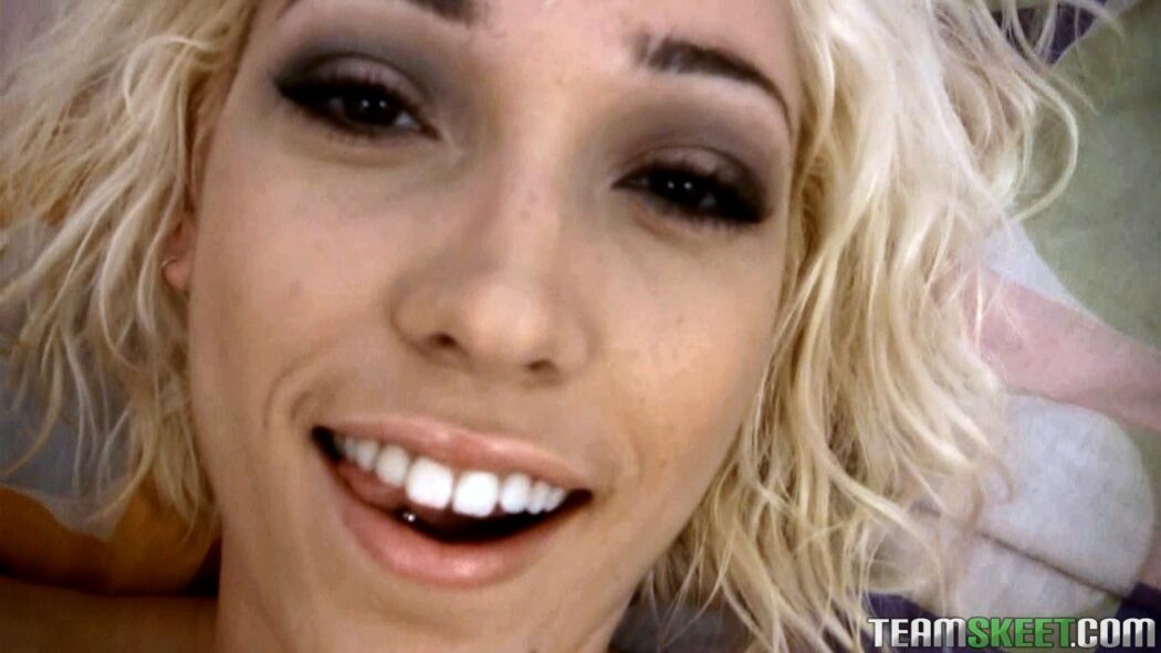 Emo Teen Toyfucks Herself