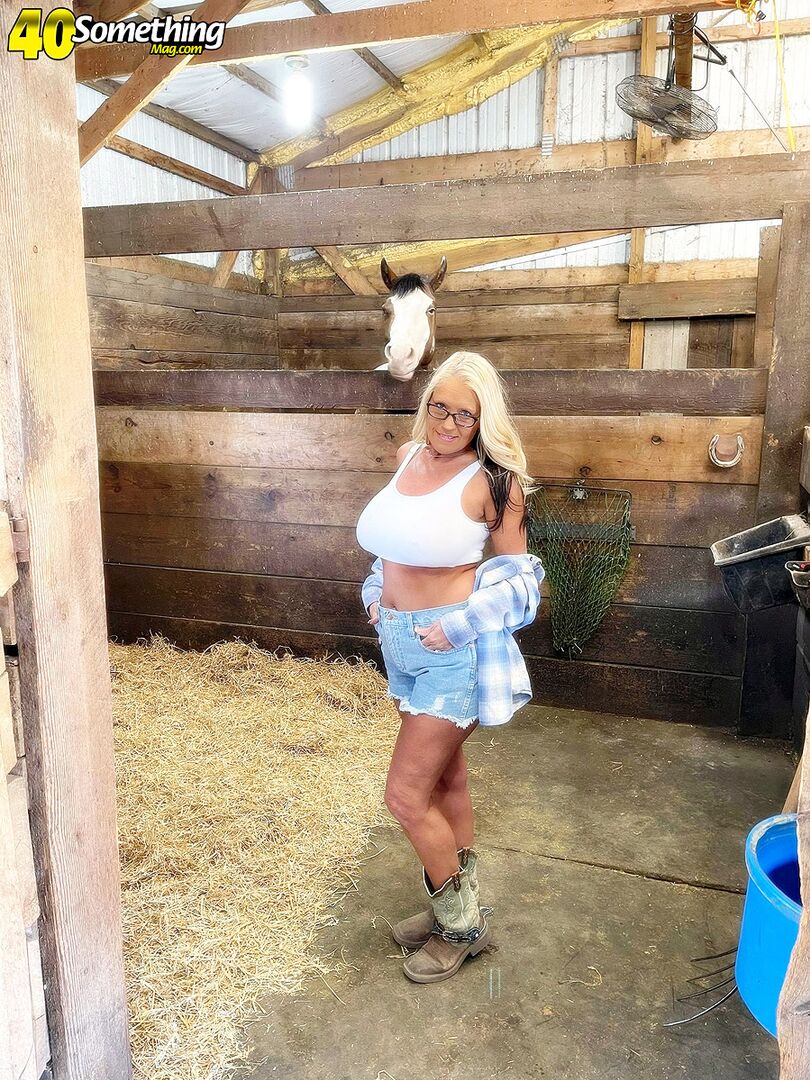 BONUS VIDEO: Down on the farm with Maddie Cross