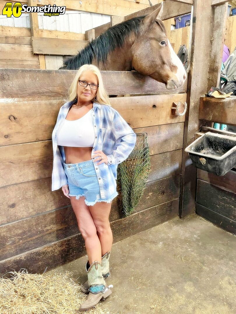 BONUS VIDEO: Down on the farm with Maddie Cross