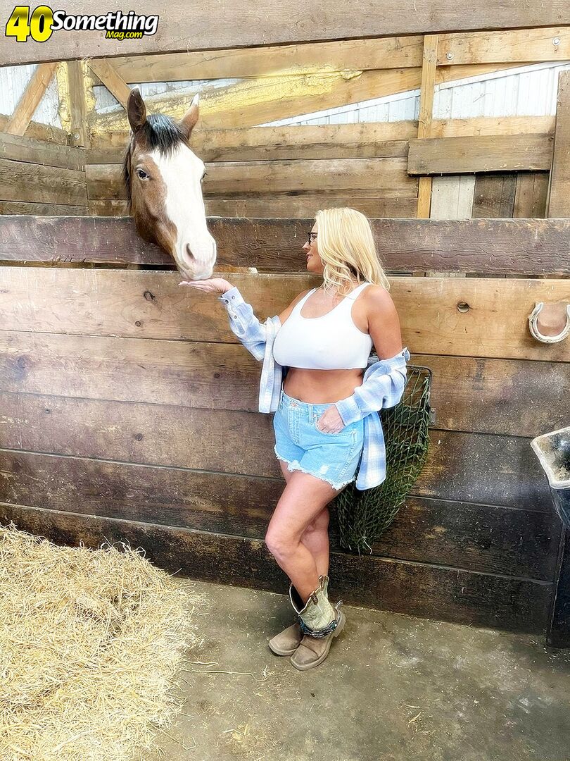 BONUS VIDEO: Down on the farm with Maddie Cross