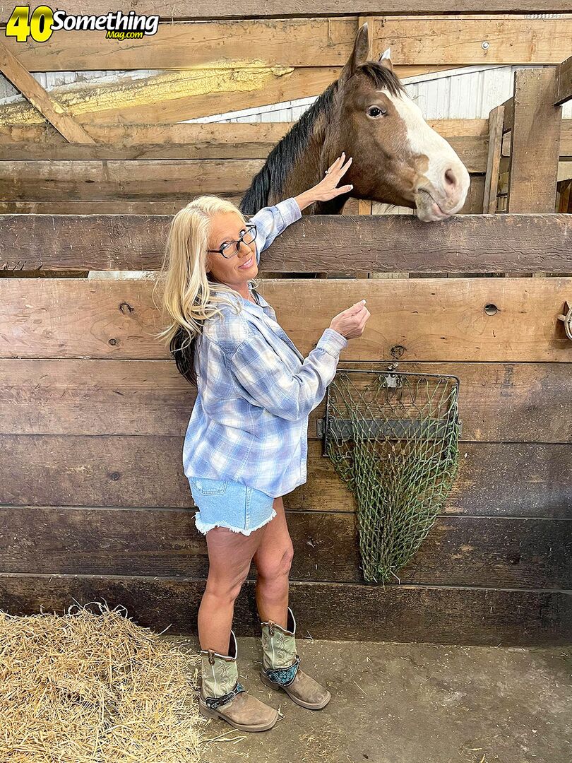 BONUS VIDEO: Down on the farm with Maddie Cross